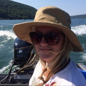 Meet your Posher, Emily